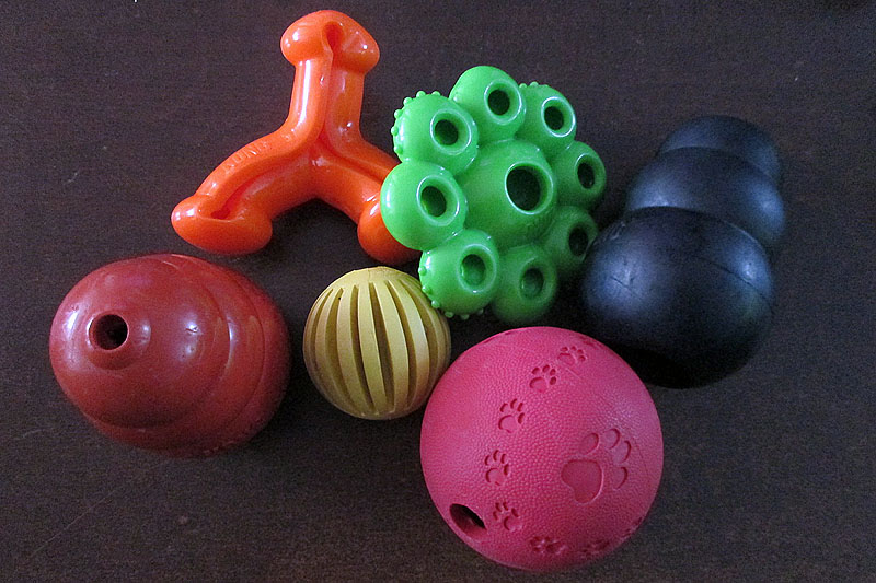 vlnr: Kong classic, Kong quest, Kong quest, Spunkball, Futterball, Kong classic extreme Hundespielzeug