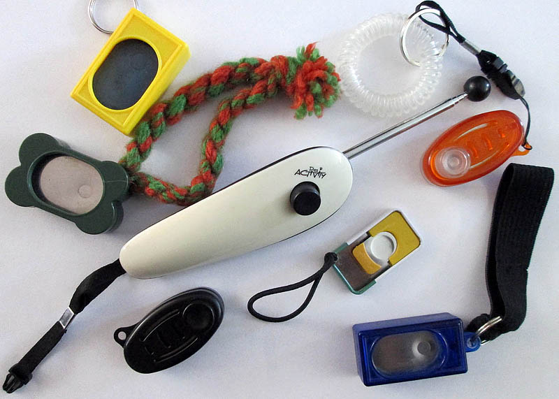 grün, gelb, blau = Boxenclicker -- schwarz, orange =Button-Clicker -- weiß-gelb-grün = Katzenclicker -- weiß = Clicker mit Targetstab verschiedene Clickerarten